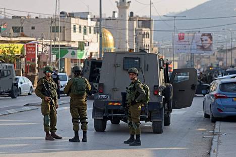 Israelin turvallisuusjoukkoja sunnuntaina Huwarassa, jossa kaksi israelilaista kuoli iskussa. 