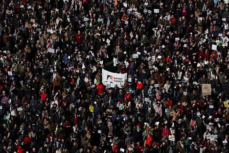 Ihmiset osoittivat mieltään Espanjan pääkaupungissa Madridissa lauantaina 12. helmikuuta.