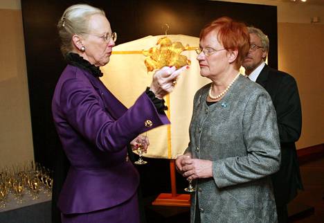Kuningatar Margareeta ja presidentti Tarja Halonen Didrichsenin taidemuseossa vuonna 2002.