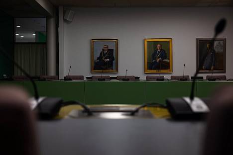 Tämän pöydän takaa neuvottelijat katselivat toisiaan kaupunginhallituksen kokoushuoneessa. 
