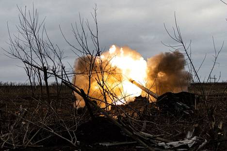 Ukrainalaisen tykistöyksikön sotilaat ampuvat kohti venäläisten asemia Bahmutin laitamilla Ukrainassa 30. joulukuuta.