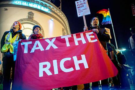 Vapaamielisessä San Franciscossa osoitetaan mieltä presidentti Donald Trumpin verouudistusta vastaan. ”Verottakaa rikkaita”, lukee lakanassa.