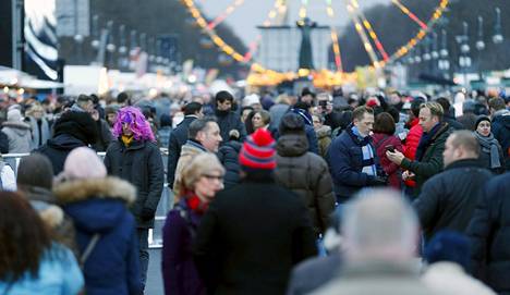 Berliinin Brandenburgin portilla juhlittiin uuttavuotta myös 2015. Samana vuonna monissa muissa Saksan kaupungeissa sadat naiset joutuivat joukkoahdistelun keskelle.