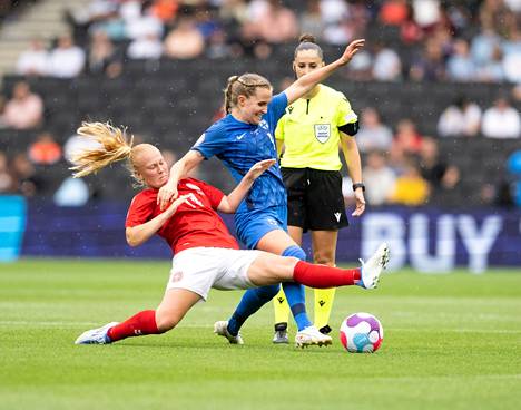Tanska Sofie Bredgaard (vas.) yritti riistää Ria Ölingiltä palloa Englannin EM-turnauksessa.