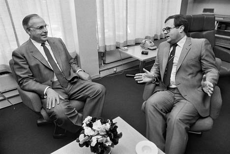 Saksan Liittotasavallan CDU-puolueen puheenjohtaja Helmut Kohl vieraili Suomessa toukokuussa 1981. Kohl vieraili kokoomuksen puoluetoimistossa. Oikealla kokoomuksen puheenjohtaja Ilkka Suominen.