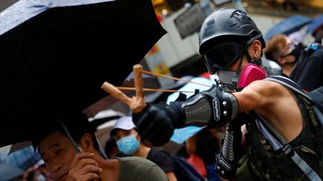Poliisi käytti ensi kertaa vesitykkejä Hongkongin mielenosoittajia vastaan