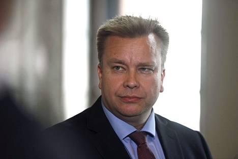 Puolustusministeri Antti Kaikkonen (kesk) eduskunnassa toukokuussa 2022. 