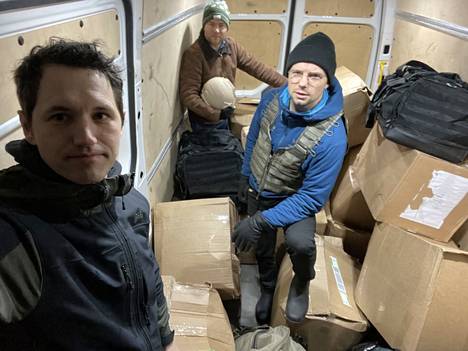 Fredrik Teir, Andreas Wilkman (takana) ja Anders Brotherus korostavat, että Ukraina tarvitsee nyt apua ja että kuka tahansa voi auttaa edes vähän.