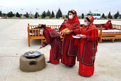 Naiset valmistivat perinneruokaa äänestyspaikan edustalla Ashgabatissa Turkmenistanissa lauantaina.