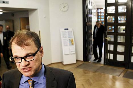 Pääministeri Juha Sipilä kommentoi ansiosidonnaisen leikkausta eduskunnan istuntosalin aulassa tiistaina.