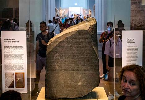 Rosettan kivi on tällä hetkellä Lontoon British Museumissa. Egyptin valtio on vaatinut kiven palauttamista sen alkuperämaahan, Egyptiin.