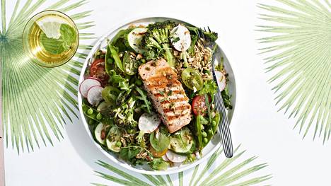 Ruokaisaan salaattiateriaan tarvitaan proteiinin lähde, ja kala on tähän tarkoitukseen erityisen terveellinen valinta.
