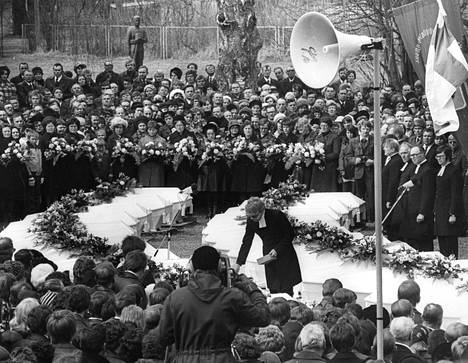 Lapuan patruunatehtaan räjähdyksessä kuolleiden hautajaiset pidettiin huhtikuussa 1976. 