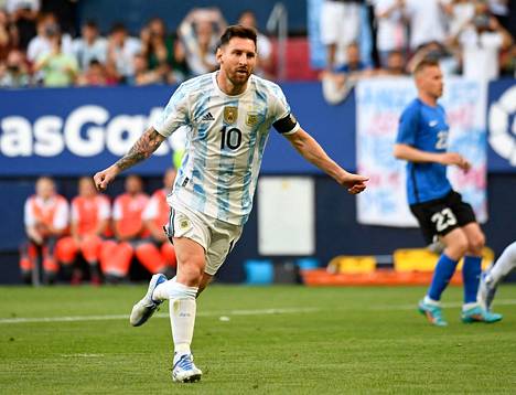 Lionel Messi oli pitelemätön Viroa vastaan. Hän teki Argentiinan kaikki maalit, kun Viro kaatui Espanjassa 5–0. Kuvassa Messi tuulettaa rangaistuspotkusta syntynyttä 1–0-osumaa.