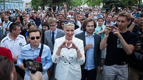 Viktar Babarykan kampanjan johtoon kuulunut Maria Kalesnikava saapui torstai-iltana opposition flashmobiin. Hänestä on tullut yksi vaalien tähdistä.