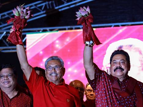 Gotabaya Rajapaksa (vasemmalla) ja entinen presidentti Mahinda Rajapaksa (oikealla) vaalikampanjatilaisuudessa Homagaman kaupungissa 13. marraskuuta 2019.