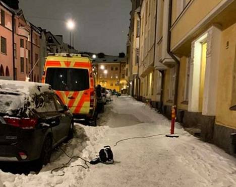 Autoon vedettiin sähköä talon sisältä Huvilakadulla Ullanlinnassa tammikuun alussa.