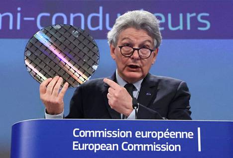 Sisämarkkinoista vastaava komissaari Thierry Breton esitteli komission mikropiirisuunnitelmaa tiistaina ja käytti havaintovälineenä piikiekkoa.