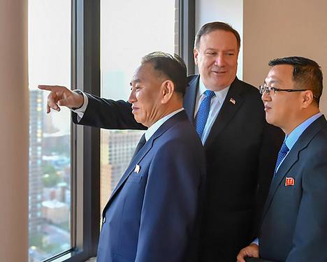 Yhdysvaltojen ulkoministeriön toimittamassa kuvassa Yhdysvaltojen ulkoministeri Mike Pompeo (kesk.) tapasi keskiviikkona New Yorkissa Pohjois-Korean hallitsevan kommunistipuolueen varapuheenjohtaja Kim Yong Cholin (vas.).