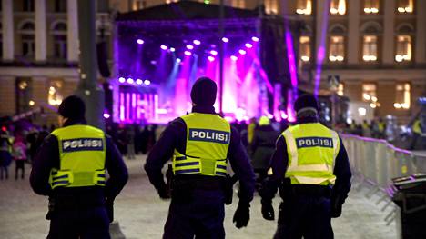 Poliisi on turvaamassa uudenvuodenjuhlintaa Senaatintorilla