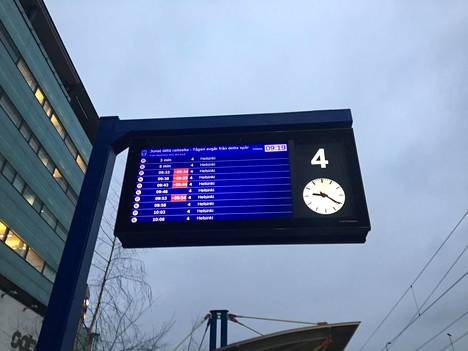 Pienen pieni präntti juna-asemien uusituissa aikataulunäytöissä  tuskastuttaa matkustajia – ”Saimme palautetta heti” - Helsinki 