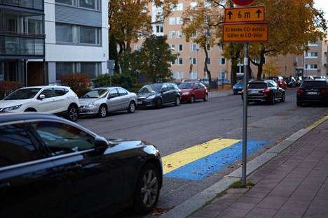 Venäjän pääkonsulin virka-asunto sijaitsee Turun keskustassa Sairashuoneenkadulla. Jarno Virtala maalasi keskiviikkona asunnon edessä olevan diplomaatille varatun parkkipaikan Ukrainan lipuksi.