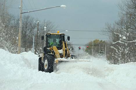Lumimassoja yritettiin aurata traktoreilla lauantaina Buffalon lähialueilla.