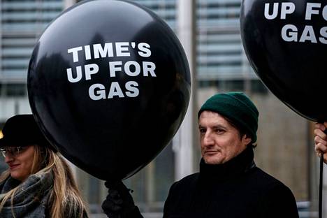 Mielenosoittajat kokoontuivat EU-komission päämajan eteen tiistaina vaatimaan muun muassa luopumaan kaasun käytöstä energiantuotannossa. Komissio esitteli keskiviikkona muun muassa odotetun esityksen EU:n kaasumarkkinoiden tulevaisuudesta.