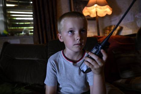 Ulkona ollessaan isä pitää Dannyyn yhteyttä radiopuhelimella. Dannya lapsena esittää Samuel McKenna.