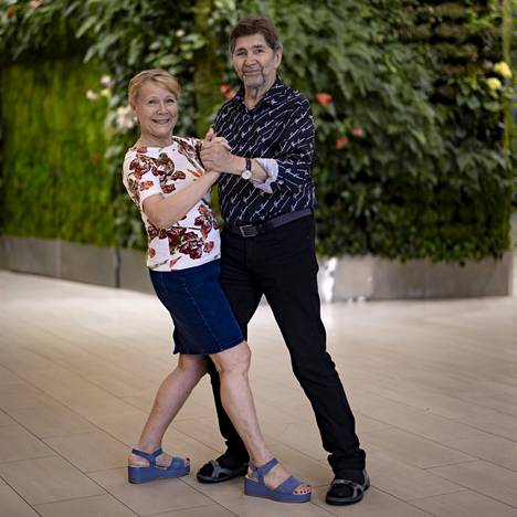 Juhani Tahvanais laments that no new dance stage programs are made anymore.  Dancing has also become a profession for Tahvanainen and her husband Tytti Arima.  They teach couple dances both at their dance school and at courses around Finland.