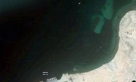 Hylätty säiliöalus sijaitsee lähellä Salifin ja Ras Isan satamia. Kuvassa alus ylhäällä keskellä.
