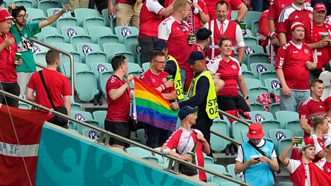 EM-jalkapallo | Sateenkaarilippu takavarikoitiin Tanskan kannattajalta EM-ottelussa Bakussa: ”Vartija repäisi sen käsistäni”