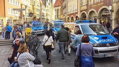 Mies ajoi pakettiauton terasseilla istuneiden ihmisten päälle Münsterissä Saksassa: Ainakin neljä kuoli, kuljettaja surmasi itsensä – HS seuraa