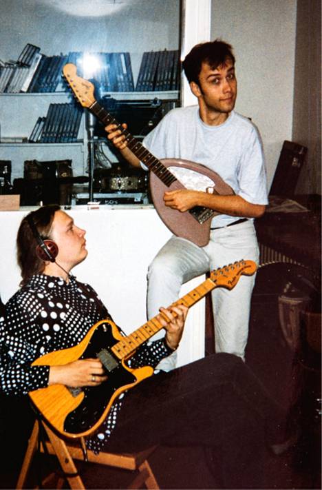 Kitaristi Hannu Pikkarainen (vasemmalla) ja Aki Sirkesalo studiossa. Pikkarainen oli myös Sirkesalon tuottaja.