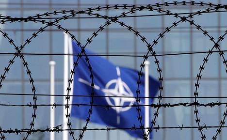 Naton lippu liehui sotilasliiton uuden päämajan edessä Brysselissä.