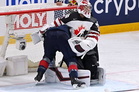 Kanadan maalivahti Darcy Kuemper otti USA:n pelaajan hellään syleilyyn.
