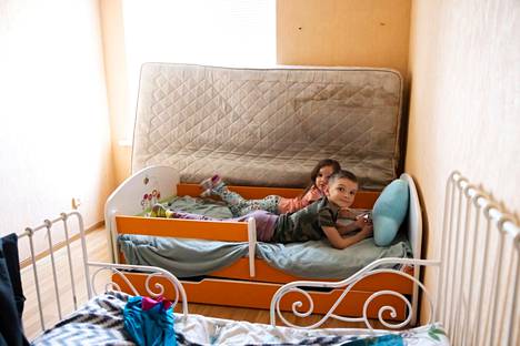 Лещищаки-младшие. На случай авианалёта родители установили около кроватки матрас. ФОТО: САМИ КЕРО