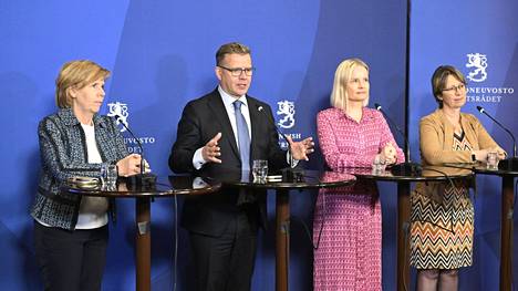 Hallitusneuvotteluihin osallistuvien puolueiden puheenjohtajat Anna-Maja Henriksson (r), Petteri Orpo (kok), Riikka Purra (ps) ja Sari Essayah (kd) puhuivat tiedotustilaisuudessa perjantaina.