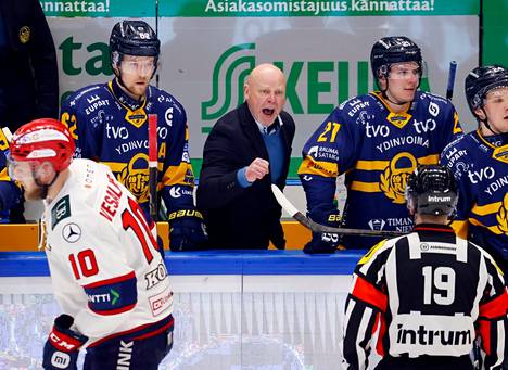 Lukon päävalmentaja Marko Virtanen oli ajoittain eri mieltä tuomioista. Ottelun toinen päätuomari Riku Brander sai kuunnella Virtasen tiukkasanaista palautetta.
