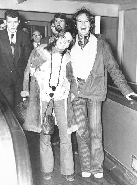 Huumeprofeetta Timothy Leary ja tyttöystävä Joanna Harcourt-Smith saapuivat Lontooseen amerikkalaisten huume-etsivien saattamina torstaina. Matka jatkui sieltä suoraan Kaliforniaan, missä Learya odottaa loppuosa kymmenen vuoden vankilarangaistuksesta.