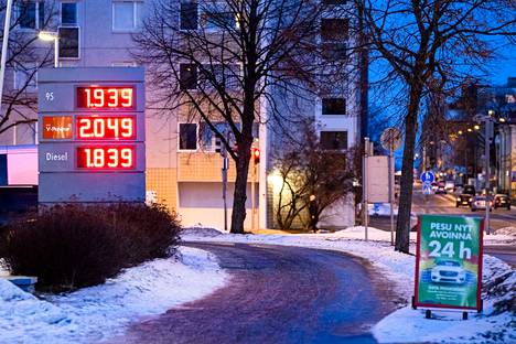 Keskustelu energia- ja polttoaineiden nousujen korvaamisesta kansalaisille on kiihtymässä myös Suomessa.