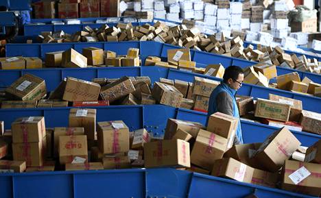 Netistä tilattuja paketteja pikakuljetusyhtiön logistiikkakeskuksessa Yinchuanissa Kiinassa viime joulukuussa.