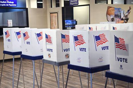 Äänestyskoppeja Orange Countyn piirikunnassa Floridassa maanantaina ennakkoäänestyksen ensimmäisenä päivänä.