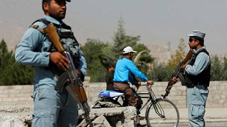 Poliisit vartioivat sieppauksen tapahtumapaikkaa Kabulissa viime elokuun alussa. Uhreiksi joutuivat amerikkalainen ja australialainen professori, jotka ovat edelleen Talebanin vankeina.