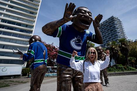 An Edmonton Oilers fan got a thumbs down after noticing that someone had damaged sculptures on Vancouver Canucks jerseys on May 15th.