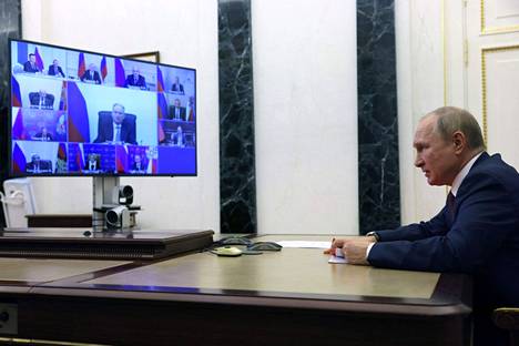 Venäjän presidentti Vladimir Putin osallistui torstaina maan turvallisuusneuvoston kokoukseen Moskovassa videon välityksellä.