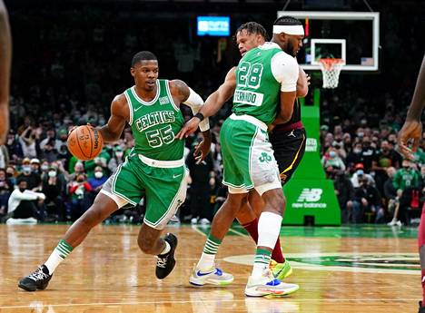 Boston Celticsiin liittynyt Joe Johnson (vas.) palasi yli kolmen vuoden tauon jälkeen pätkäsopimuksella NBA-kentille Cleveland Cavaliersia vastaan.