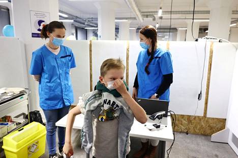 Onni Pulkkinen, 10, sai rokotteen, kun 5–11-vuotiaiden riskiryhmiin kuuluvien lasten rokotukset alkoivat Helsingissä.