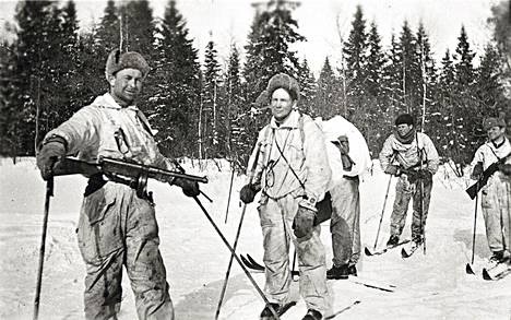 A patrol returning to its lines in the spring and winter of 1942. Uuno Suokas (left), Viljo Suikkanen, Arvo Ranki and Antti Porvali.  - Book illustration.
