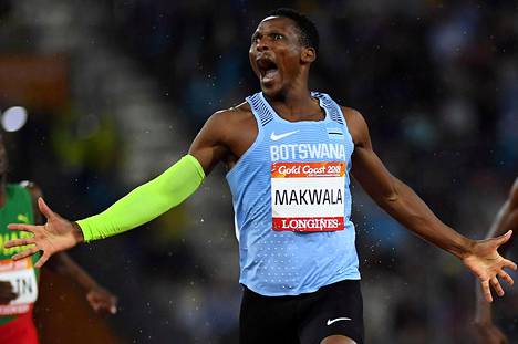 Isaac Makwaka juhli 400 metrin voittoaan Kansainyhteisön kisoissa Australiassa.